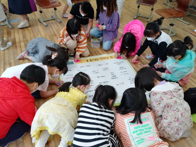 대구시교육청이 학교폭력에 대처하기 위해 관계회복지원단과 마음봄센터 사업을 운영 중이다. 관계회복지원단이 진행하는 프로그램에 참여한 대구 한 초등학교 학생들 모습. 대구시교육청 제공
