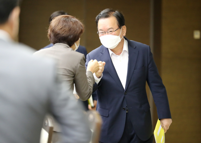 김부겸 국무총리가 30일 오전 세종시 정부세종청사에서 열린 국정현안조정회의에 참석하며 한정애 환경부 장관과 인사하고 있다. 연합뉴스