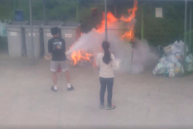 경북 울진 북면 한 식당에서 발생한 화재를 주민과 주인이 초기 진화하고 있다. 울진소방서 제공