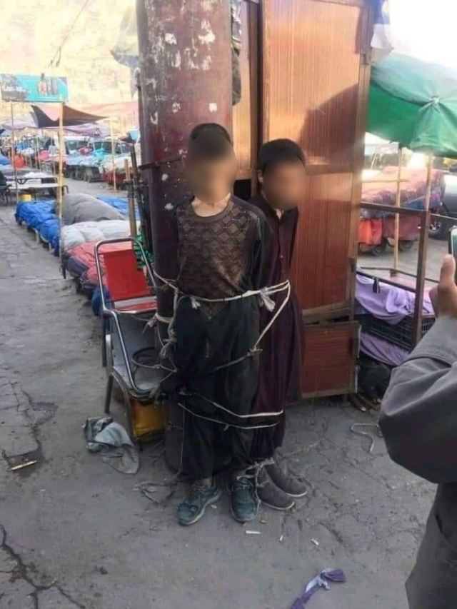 27일(현지시간) 다우드자이가 탈레반에 의해 나무 기둥에 묶인 채 매질 당했다고 올린 소년들의 사진. 사진 MrDawodZai 트위터 캡처