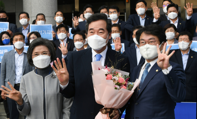 더불어민주당 대권주자인 이낙연 전 대표가 30일 오전 경기도의회 앞에서 열린 
