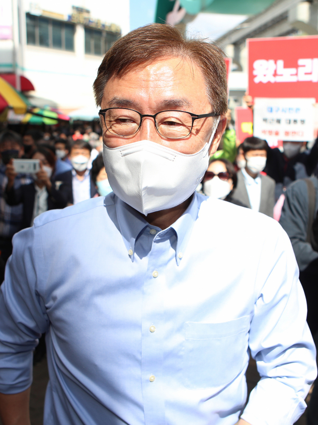 국민의힘 대권주자인 최재형 전 감사원장이 30일 대구 서문시장을 찾아 지지자들에게 인사하고 있다. 연합뉴스
