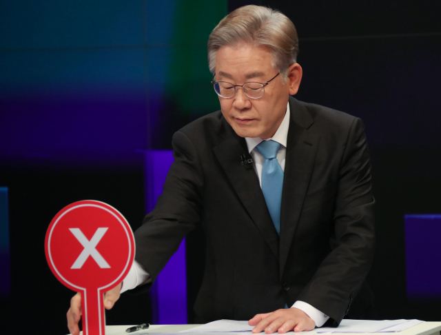 더불어민주당 대권주자인 이재명 경기지사가 30일 서울 중구 TV조선에서 방송토론을 준비하고 있다. 연합뉴스