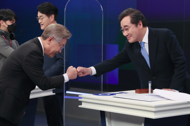 더불어민주당 대권주자인 이재명 경기지사(왼쪽)와 이낙연 전 대표가 30일 서울 중구 TV조선에서 열린 방송토론회에 앞서 인사하고 있다. 연합뉴스