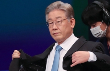 더불어민주당 대권주자인 이재명 경기지사가 30일 서울 중구 TV조선에서 방송토론을 준비하고 있다. 연합뉴스