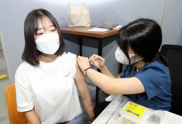 서울 동작구 홍보대사 유튜버 쯔양이 30일 오후 사당종합체육관에 마련된 코로나19 제1백신예방접종센터에서 화이자 백신접종을 받고 있다. [동작구 제공. 재판매 및 DB 금지] 연합뉴스