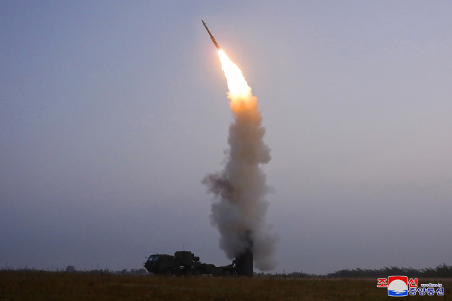 북한이 지난달 30일 신형 반항공미사일을 시험발사했다고 밝혔다. 조선중앙통신은 1일 