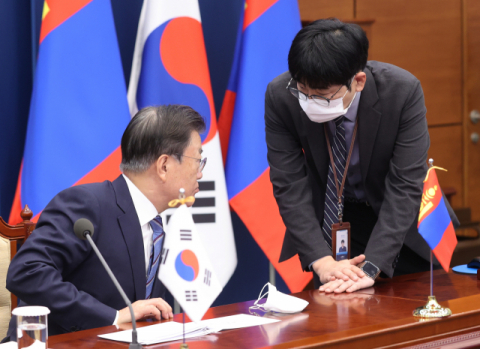 文, 탁현민과 유튜브 시작한다…