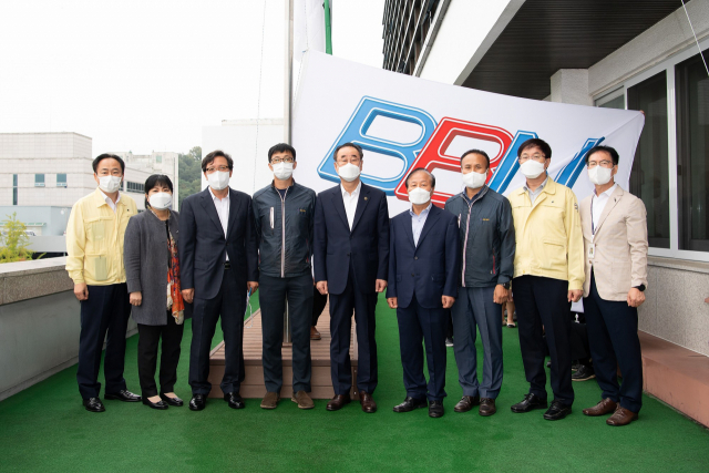 장세용(가운데) 구미시장, 비비엔스틸㈜ 황정학(왼쪽 여섯 번째) 대표를 비롯한 관계자들이 구미시청 게양대에서 이달의 기업 게양식을 하고 있다. 구미시 제공