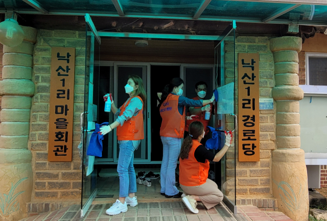 구미시 마이스터멘토단 단원들이 구미 해평면 낙산1리에서 재능나눔 봉사활동을 하고 있다. 구미시 제공