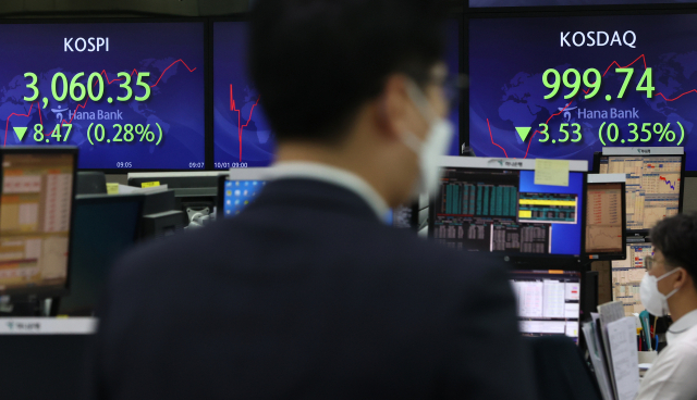 코스피가 1일 장 초반 하락세다. 이날 오전 명동 하나은행 본점 딜링룸 전광판에 실시간 코스피가 표시돼 있다. 연합뉴스