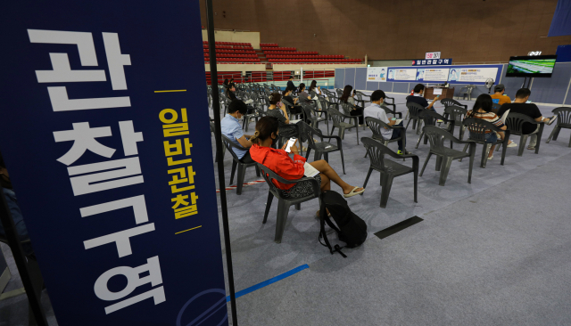 1일 오후 대구 수성구 예방접종센터에서 접종이 진행되고 있다. 질병관리청에 따르면 전날 34만3752명이 1차 접종을, 54만1143명이 백신 2차 접종을 완료했다. 이로써 인구 대비 1차 접종률은 76.6%, 2차 접종률은 50.1%로 집계됐다. 안성완 기자 asw0727@imaeil.com