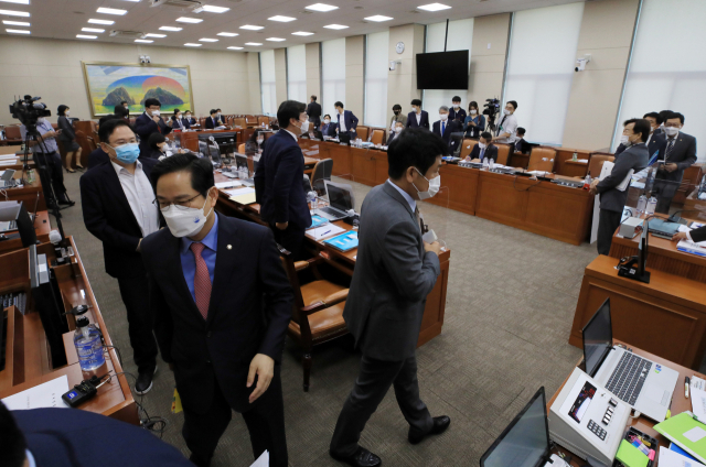 1일 오전 서울 여의도 국회에서 열린 정무위원회의 국무조정실 등에 대한 국정감사에서 여야 의원들이 정회가 된 뒤 감사장을 나서고 있다. 이날 정무위 등 대부분의 상임위 국정감사에서 대장동 개발 의혹을 둘러싼 공방으로 파행을 겪고 있다. 연합뉴스