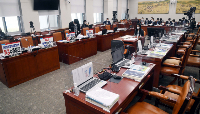 1일 오전 서울 여의도 국회 교육위원회에서 열린 교육부에 대한 국정감사에서 국민의힘 의원들이 대장동 개발 사업에 대한 특검 수용을 촉구하는 손팻말을 자리에 붙여 감사가 중지되고 있다. 연합뉴스