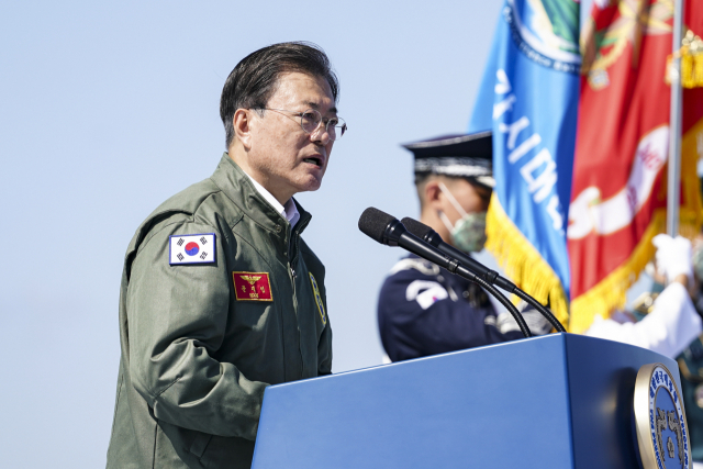 문재인 대통령이 1일 경북 포항 영일만 해상 마라도함에서 열린 제73주년 국군의 날 기념식에서 기념사를 하고 있다. 연합뉴스