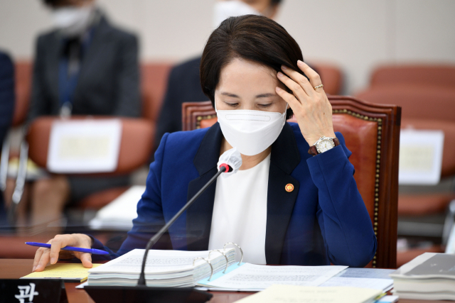 유은혜 교육부 장관이 1일 서울 여의도 국회 교육위원회에서 열린 교육부 국사편찬위원회 등에 대한 국정감사에서 자료를 살피고 있다. 연합뉴스