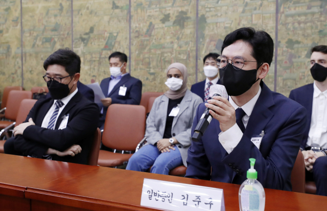 김준구 네이버웹툰 대표(오른쪽부터), 이진수 카카오엔터테인먼트 대표가 1일 서울 여의도 국회 문화체육관광위원회에서 열린 문화체육관광부에 대한 국정감사에서 증인으로 출석해 질의에 답변하고 있다. 연합뉴스