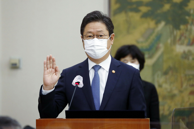황희 문화체육관광부 장관이 1일 서울 여의도 국회에서 열린 문화체육관광위원회의 문화체육관광부에 대한 국정감사에서 선서하고 있다. 연합뉴스