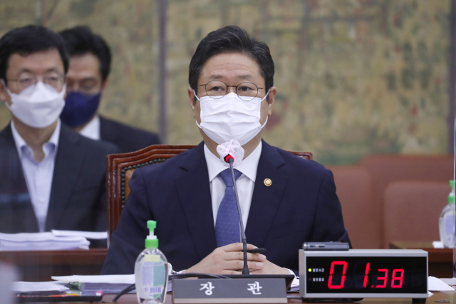 황희 문화체육관광부 장관이 1일 서울 여의도 국회에서 열린 문화체육관광위원회의 문화체육관광부에 대한 국정감사에서 답변하고 있다. 연합뉴스
