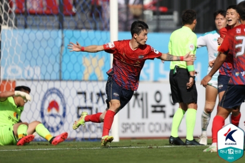 김천상무 박동진이 2일 김천종합운동장에서 열린 하나원큐 K리그2 2021 32라운드 홈 경기에서 결승골을 넣고 환호하고 있다. 한국프로축구연맹 제공