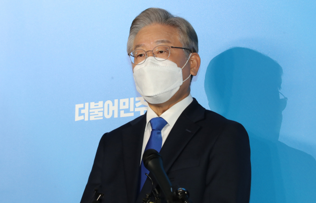 1일 오후 제주시 오등동 난타호텔에서 열린 더불어민주당 대선 후보 선출을 위한 제주 경선에서 1위를 차지한 이재명 후보가 인터뷰하고 있다. 연합뉴스
