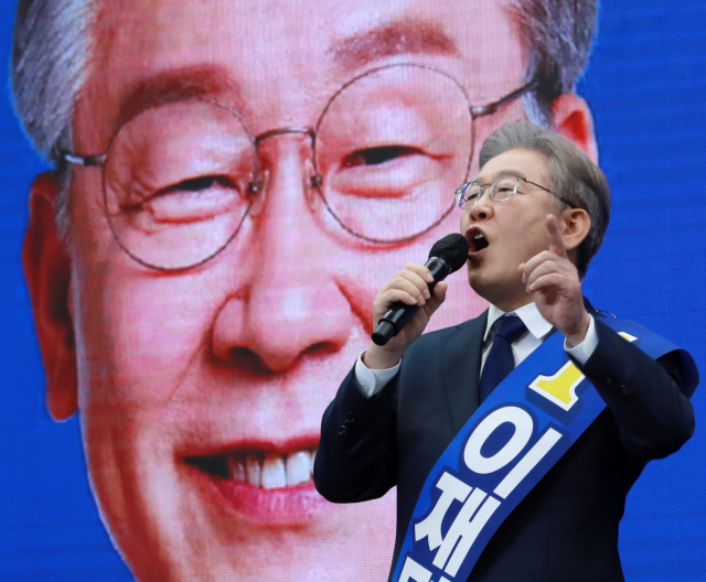 2일 오후 부산항국제전시컨벤션센터(BPEX)에서 열린 더불어민주당 대선 후보 선출을 위한 부산·울산·경남 합동연설회에서 이재명 후보가 정견발표하고 있다. 연합뉴스