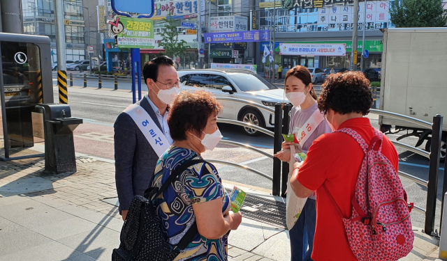 서구노인복지관(관장 최민영)은 지난 2일 노인의 날을 맞아 노인에 대한 사회적 관심과 공경심을 알리기 위한 캠페인을 진행했다. 서구노인복지관 제공