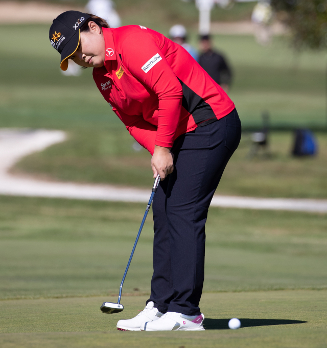 미국여자프로골프(LPGA) 투어 숍라이트 클래식에 출전한 박인비가 1일(현지시간) 미국 뉴저지주 갤러웨이의 돌체 호텔 시뷰 베이코스(파71·6천190야드)에서 열린 대회 1라운드 12번홀에서 퍼팅을 시도하고 있다. 연합뉴스