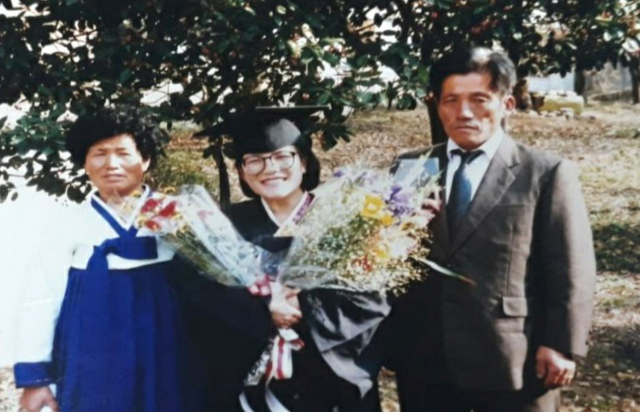 아버지 강문식(오른쪽) 씨와 어머니가 강희필(가운데) 씨의 신학교 졸업을 기념하며 찍은 사진. 가족제공.