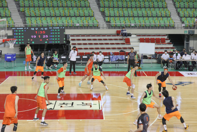 2일 오후 대구 북구 산격동 대구체육관에서 한국가스공사 페가수스 농구단이 연습게임을 하고 있다. 안성완 기자 asw0727@imaeil.com