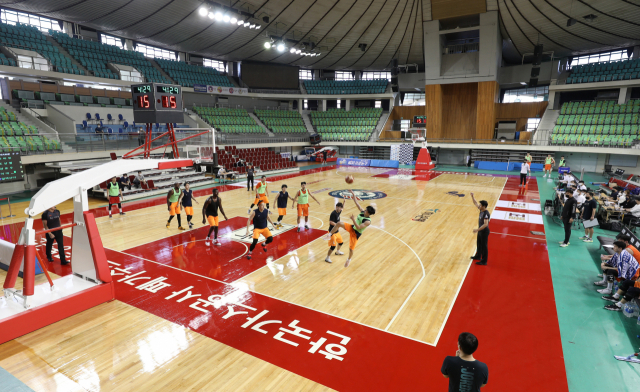 2일 오후 대구 북구 산격동 대구체육관에서 한국가스공사 페가수스 농구단이 연습게임을 하고 있다. 안성완 기자 asw0727@imaeil.com