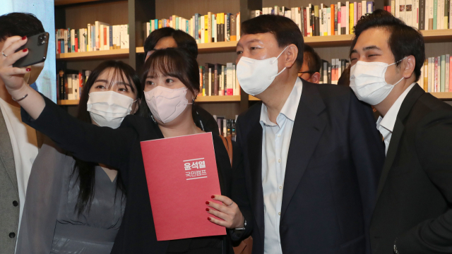 국민의힘 윤석열 대선 경선 후보가 3일 서울 강남구 최인아책방에서 열린 국민캠프 청년위원회 임명장 수여식을 마치고 참석자들과 기념촬영하고 있다. 연합뉴스