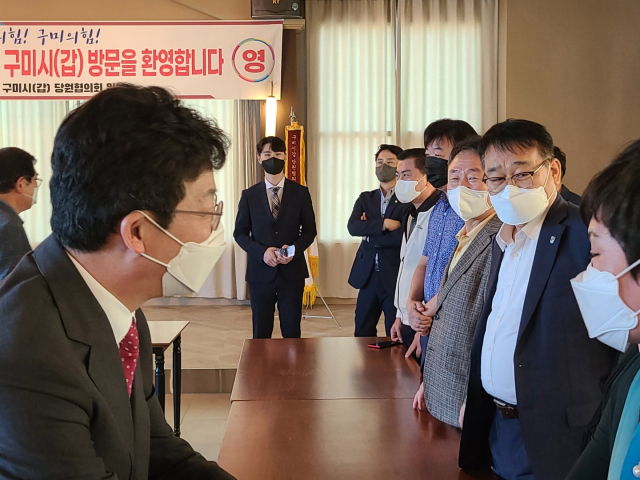 유승민(사진 왼쪽) 국민의힘 대선 경선 예비후보가 3일 구미를 방문해 당직자들과 인사를 나누고 있다. 전병용 기자