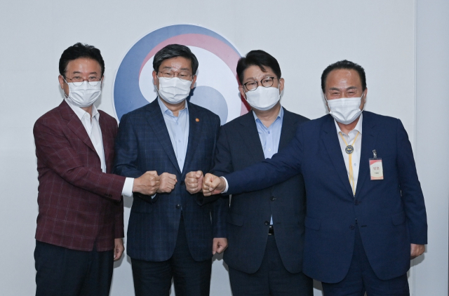 (왼쪽부터)이철우 경북도지사, 전해철 행안부 장관, 권영진 대구시장, 김영만 군위군수가 군위군의 대구 편입과 관련한 미팅을 갖기 전 파이팅을 외치고 있다. 행안부 제공