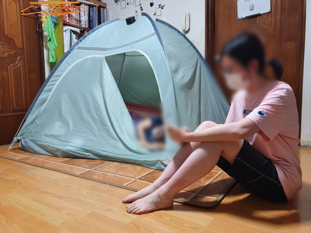 양규민(오른쪽·가명·22) 씨와 엄마 정나영(왼쪽·가명·54) 씨. 집에 방이 넉넉하지 않아 엄마 정씨는 거실에 텐트를 쳐놓고 잠을 잔다. 배주현 기자