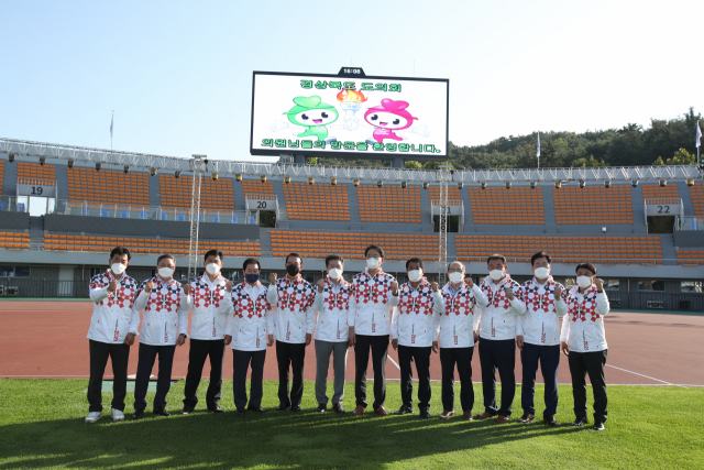 지난 1일 경북도의회 문화환경위원회는 제102회 전국체육대회 준비가 한창이 구미시민운동장을 찾아 현장 관계자를 격려했다. 경북도의회 제공