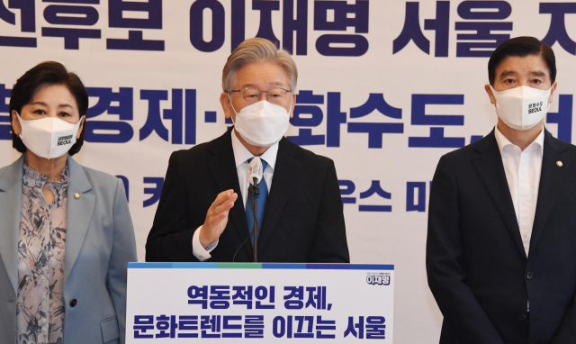 더불어민주당 대선 경선 후보인 이재명 경기도지사가 4일 오전 서울 중구 커뮤니티 하우스 마실에서 대장동 개발사업 논란과 관련한 입장을 밝히고 있다. 연합뉴스