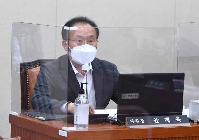 윤재옥 국민의힘 의원(대구 달서구을)이 대구경북(TK) 신공항 특별법 통과 지연으로 인한 지역 민심 이반을 우려하며 국무총리실에 부처 간 이견 조율 등의 역할을 해줄 것을 요청했다. 연합뉴스
