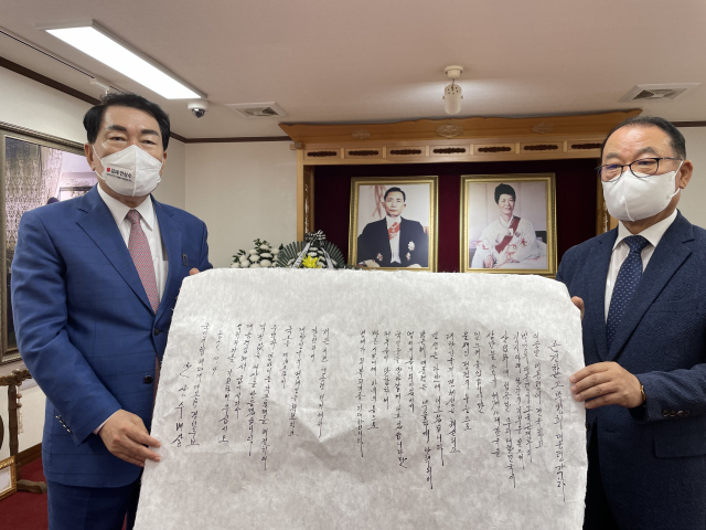 안상수 국민의힘 대선 경선 예비후보가 4일 박정희대통령 생가에 방문해 박 전 대통령의 업적을 기리는 글을 기증했다. 이영광 기자
