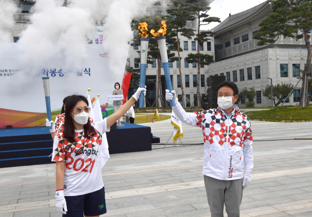 강화 마니산 참성단(전국체전)과 구미 금오산(장애인체전)에서 채화된 성화봉송 출발식이 4일 경북도청에서 열렸다.