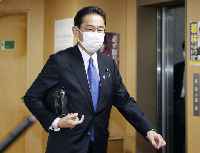 기시다 후미오(岸田文雄) 자민당 총리가 일본 총리 선출을 몇 시간 앞둔 4일 오전 도쿄 소재 자민당 본부로 들어가고 있다. 그는 이날 임시 국회에서 일본 100대 총리로 선출된다. 연합뉴스