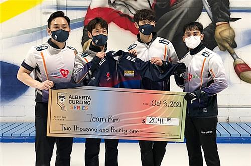 남자컬링 국가대표 경북체육회가 캐나다 전지 훈련 중에 참가한 대회에서 6전 전승으로 우승을 차지했다. 스킵 김수혁, 서드 김창민, 세컨드 전재익, 리드 김학균으로 이뤄진 경북체육회는 4일 캐나다 앨버타주에서 열린 