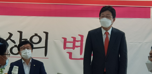 유승민 국민의힘 대선 경선 예비후보가 4일 영주당협위원들에게 지지를 호소하고 있다. 마경대 기자