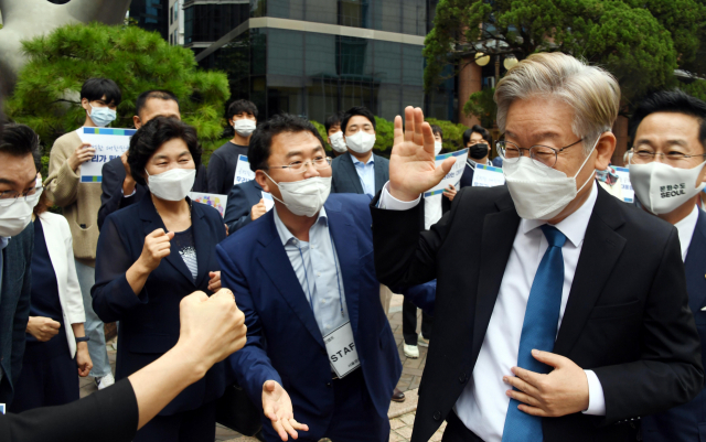 더불어민주당 대선 경선 후보인 이재명 경기도지사가 4일 오전 서울 중구 커뮤니티 하우스 마실에서 열린 서울지역 공약 발표에 앞서 지지자들과 인사하고 있다. 연합뉴스