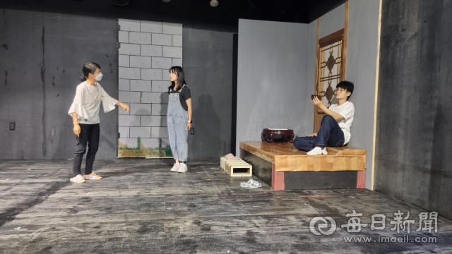 극단 가인 단원들이 연극 '호아 티의 행복한 인생'을 연습하고 있다. 극단 가인 제공