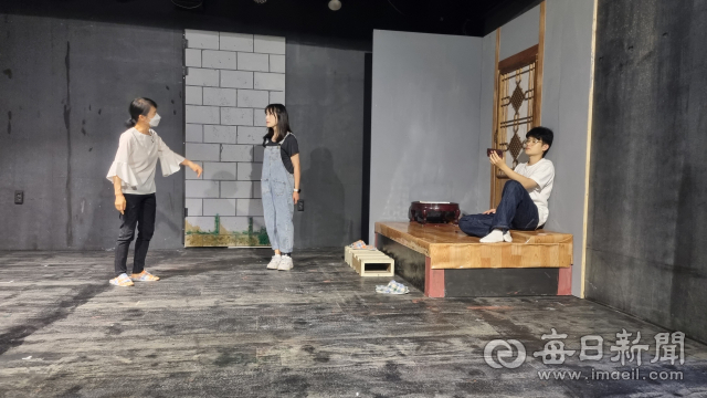 극단 가인 단원들이 연극 