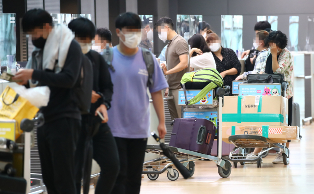 롯데관광에 이어 한진관광도 프랑스 및 스위스 일주 상품을 진행한 가운데 4일 인천국제공항 제2여객터미널 체크인 카운터에서 탑승객들이 수속을 밟고 있다. 일부 유럽국가들이 백신 접종을 마친 사람들에 대한 자가격리 면제가 늘어나면서 유럽 여행상품을 찾는 숫자도 늘고 있다. 또한 올해 7월 