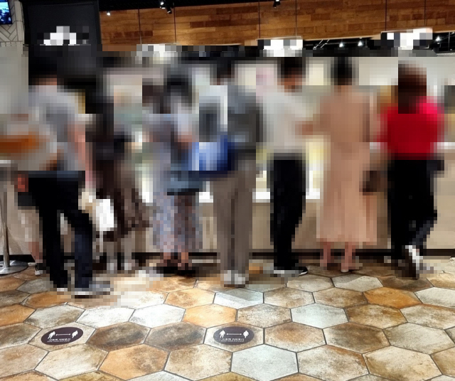 4일 오후 4시쯤 찾은 대구 동구의 한 백화점 푸드코트. 바닥에 표시된 거리두기 안내가 무색하게도 다닥다닥 붙어 대기하는 손님들이 먹거리 매대 앞마다 가득했다. 윤정훈 기자