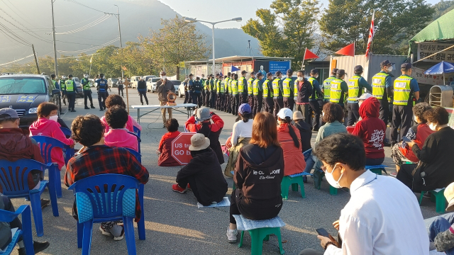 평화와 통일을 여는사람들 회원 등 사드 반대 측이 사드 기지로 통하는 길을 막고 연좌농성을 하고 있다. 사드철회 소성리종합상황실 제공
