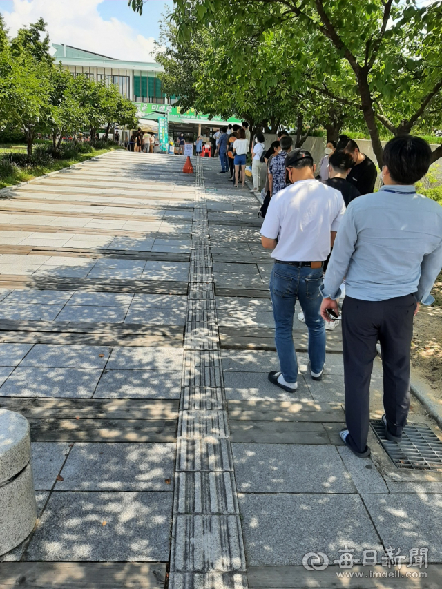 경산시민들이 코로나19 검사를 받기 위해 경산보건소 선별진료소 앞에서 줄을 서 기다리고 있는 모습. 매일신문DB